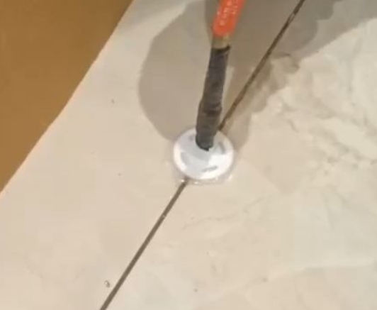 顺义瓷砖空鼓维修公司专业解答瓷砖在铺贴过程中，如果没有涂抹均匀到位的粘结材料（如水泥砂浆或瓷砖胶），可能会导致以下问题