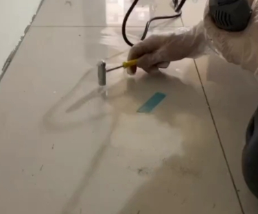 顺义瓷砖开裂维修公司专业分享瓷砖在铺贴前如果没有沥干水分，将会导致以下问题